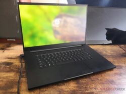 在审查中。Razer Blade 17 2022。测试单位由Razer提供