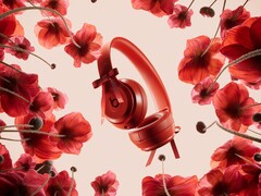 Jennie 特别版 Beats Solo 4 耳机采用鲜艳的宝石红配色。(图片来源：Beats by Dre）