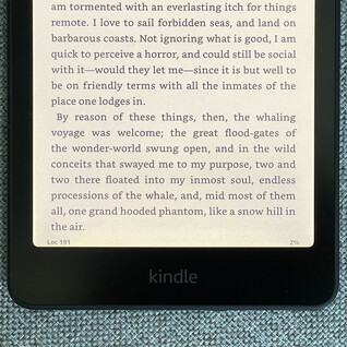 The Verge 的 Kindle Colorsoft 评测机上可见的黄色褪色。(图片来源：The Verge，Andrew Liszewski）