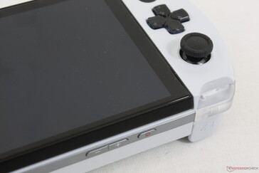 有黑色和白色两种颜色可供选择。哑光的色调和感觉模仿了Playstation系列。