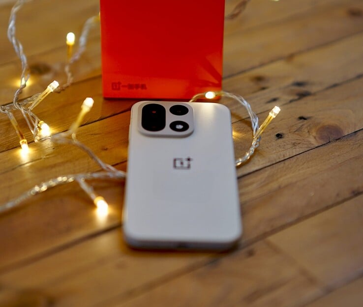 OnePlus 15 评测。评测设备由 Trading Shenzhen 提供。