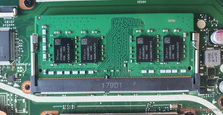 16GB DDR4-3200内存（8GB焊接+8GB插槽）以双通道模式运行。