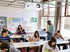 夏普 XP-E501U 投影机(如图)专供教室使用。 图片来源:夏普