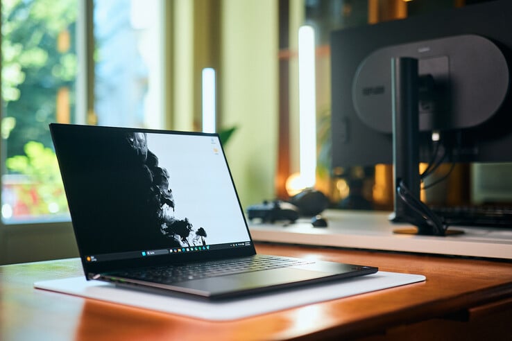 近乎完美的日常主力机：2026款Razer Blade 16作为便携式台式机替代品表现出色，尽管一些细微的软件问题和高昂的价格略微影响了使用体验。