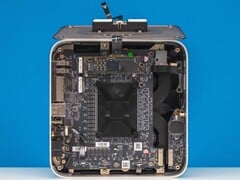 Beelink GTR9 Pro mini PC 内部视图，显示蒸汽腔双风扇冷却系统和主板布局（图片来源：ServeTheHome via YouTube）