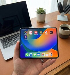 根据泄露的信息生成的可折叠 iPhone 渲染图。