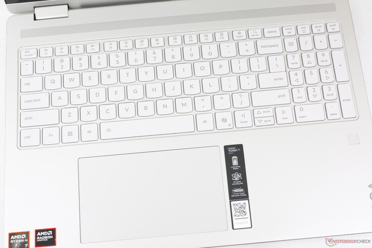 与最初的 2023 型号相同的打字体验。键帽字体与灰色而不是银色的选择形成了更好的对比