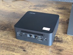 微星 NUC 2MG 的集成扬声器在纸面上非常出色，但在实际使用中，其音量对于许多环境来说都太小了（图片来源：Notebookcheck）