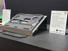 微星在 2026 年 CES 上展出的 Raider 16 HX Max,展示了其全新的底部面板设计(图片来源:Notebookcheck)
