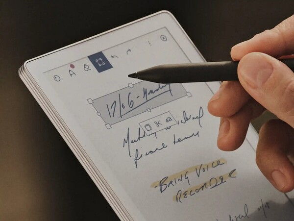 与 Paper Pro Move（如图）相比，reMarkable 的下一款设备可能会迎合更多用户的需求。