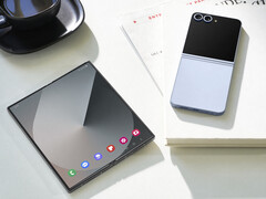 今年夏天的Galaxy Unpacked 活动可能会展示三款新的可折叠设备，而不是两款，图为第六代机型。(图片来源：三星）