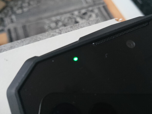 Doogee Fire 7 Pro 的通知指示灯。(图片来源：Sergey Tarasov - Notebookcheck）