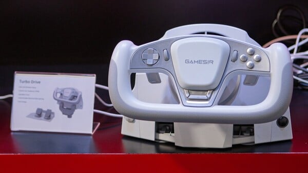 GameSir Turbo Drive 是一款采用轭状设计的模拟赛车方向盘。(图片来源：Retrohanhelds）