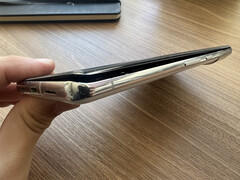 许多 Pixel 7 和 Pixel 7 Pro 用户都报告了电池膨胀问题。图：其中一位受影响用户提供的图片。(图片来源：谷歌支持论坛）