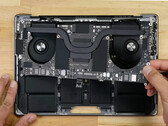 Apple 最新的MacBook Pro 14做了一些内部改动。 (图片来源：iFixit)