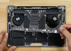 Apple 最新的MacBook Pro 14做了一些内部改动。 (图片来源：iFixit)