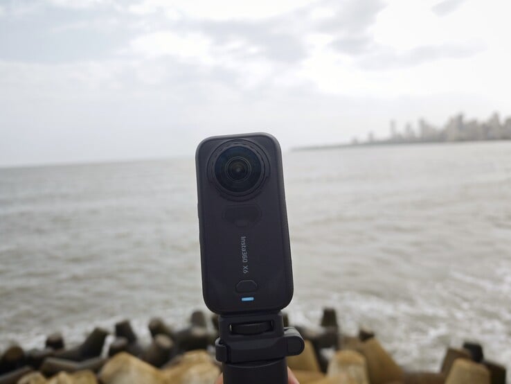 Insta360 X6 配备了定制的双索尼 1/1.1 英寸方形传感器