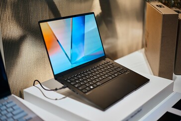华硕 Vivobook S 14（来源：Alex Waetzel for Notebookcheck）