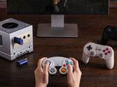 8BitDo 设计的 NGC 复古接收器在视觉上与紫色 GameCube 相得益彰。(图片来源：8BitDo）