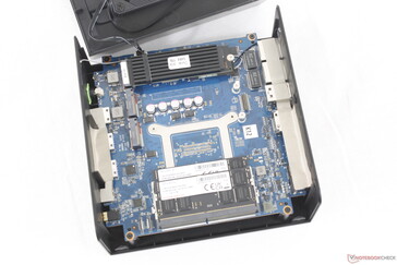 NucBox K12 内部结构。可拆卸的 M.2 WLAN 卡位于主固态硬盘下方