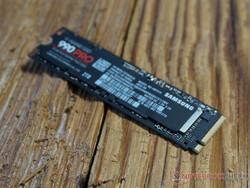 三星SSD 990 Pro 2TB，由三星提供。