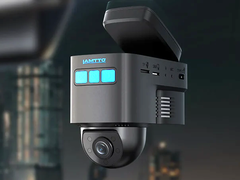 Lamtto DC22 高清仪表盘摄像头通过蜂窝网络为驾驶员提供远程车辆安全警报。(图片来源：Lamtto）