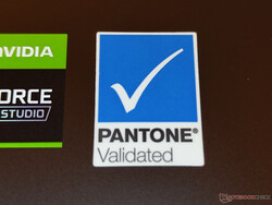 Vivobook Pro 16X OLED，带潘通验证的贴纸