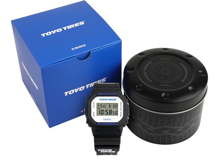 卡西欧 G-Shock DW5600TT25-1 手表,配有蓝色东洋轮胎包装盒和定制金属收纳盒。