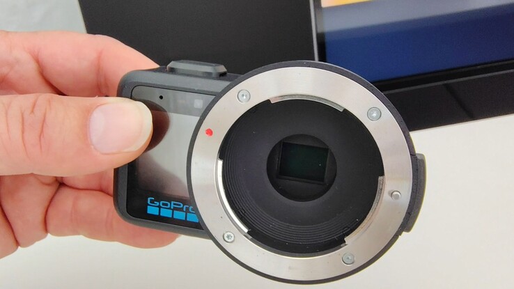 这枚使用过的 GoPro Mission 1 Pro ILS 样品显示了布满灰尘、裸露在外的 1 英寸传感器。