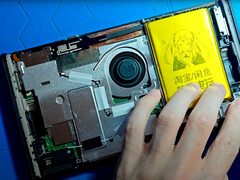 安装了第三方 8000 毫安时电池的任天堂 Switch 2。(图片来源：Naga）