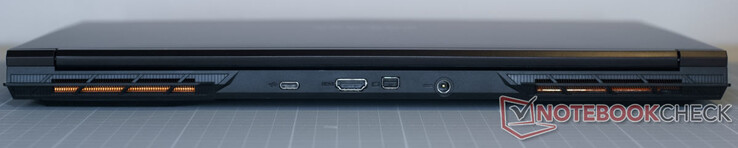 USB-C 3.2 Gen2×1（无附加功能）；HDMI 2.1（含HDCP 2.3）；Mini DisplayPort 1.4；电源装置连接器。