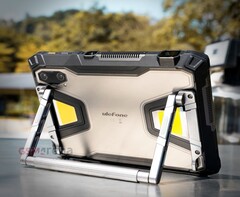 Ulefone Armor Pad 5 Ultra 比许多笔记本电脑都要重。(图片来源：GSMArena）