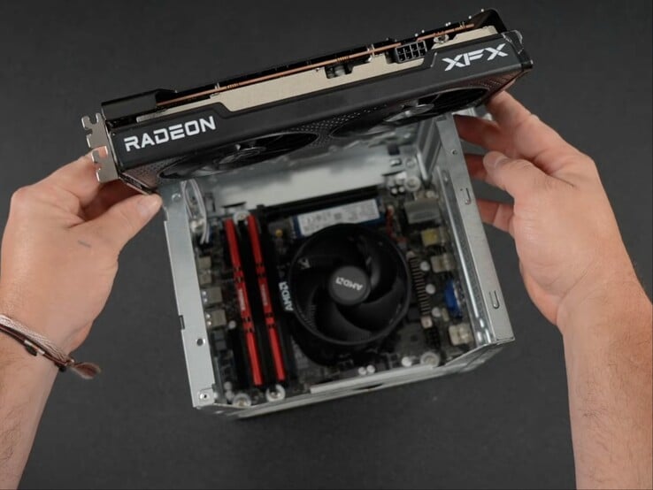 Radeon RX 6600 台式机 GPU 因体积过大而无法装入灵感来自 Steam Machine 的迷你 PC。(图片来源:YouTube 上的 ETA Prime)