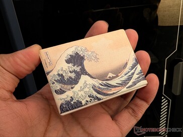 陶瓷冰箱贴（2）上的浮雕图像（约翰通过 eufyMake Studio 制作）。