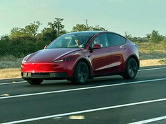 红色的特斯拉 Model Y 标准版（图片来源：Moose/X）