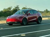 红色的特斯拉 Model Y 标准版（图片来源：Moose/X）