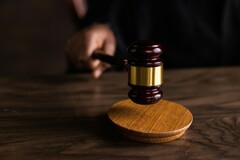 特朗普政府就这一裁决提交了上诉通知书。法庭诉讼--图片库。(图片来源：Pexels 上的 Katrin Bolovtsova）。