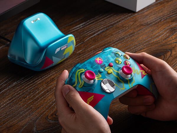 8BitDo 的 Forza 品牌充电底座与 Xbox 无线控制器 Forza 地平线 6 限量版完美匹配。