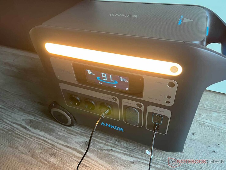 Anker 767电源站的集成LED条