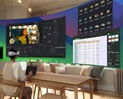 用户使用Apple Vision Pro 头戴式耳机操作虚拟桌面（图片来源：Apple)