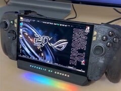 华硕 ROG Ally X20 采用半透明外壳。