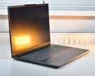 配备高通骁龙 X 的联想 IdeaPad Slim 3 15Q8X10（图片来源：Benjamin Herzig/Notebookcheck）