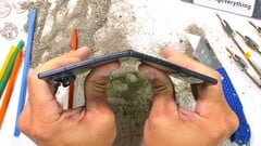 在JerryRigEverything的耐用性测试中,三星Galaxy Z Fold8暴露了许多折叠屏设备常见的弱点,但在弯曲测试中成功通过。