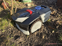 Sunseeker V1 卡在草坪外面了