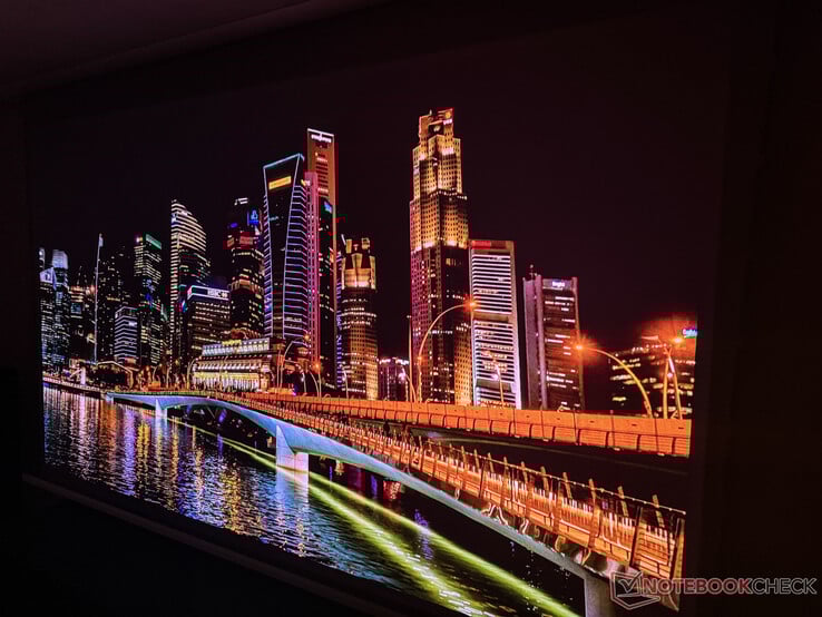 Valerion VisionMaster Max 在暗室中的图像质量令人印象深刻