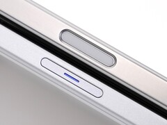 vivo 展示了 vivo X200 Ultra 的专用快门按钮，并说明了与 iPhone 16 Pro Max 的相机控制相比的一些不同之处（图片来源：vivo，经编辑）