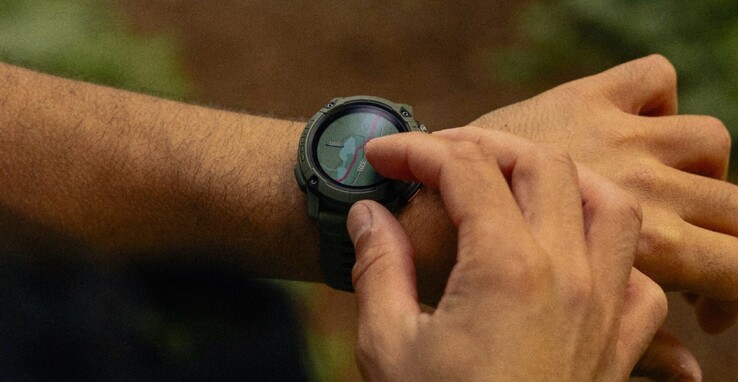 Coros Nomad 配备了 MIP 显示屏，这种显示屏在 Garmin 越来越不常见。(图片来源：Coros）