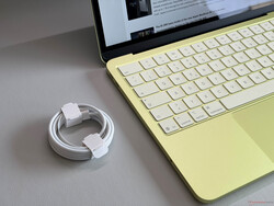 在欧洲，包装盒里只有一条 USB 数据线。