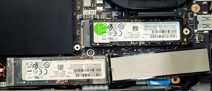 Titan 18 HX AI 配备 1x PCIe Gen5 和 3x PCIe Gen4 NVMe 插槽