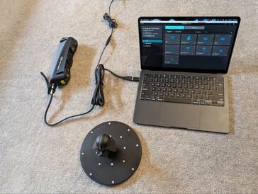 Sermoon S1 与 MacBook Air 相连，主题位于 Creality 转台（需单独购买）